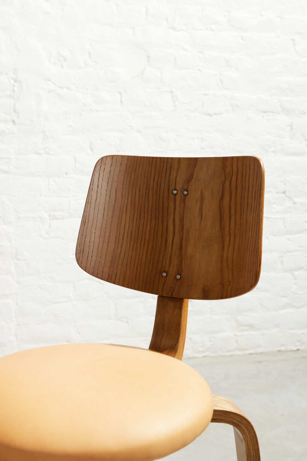 Rare plywood tripod chair by Menovich Wouda