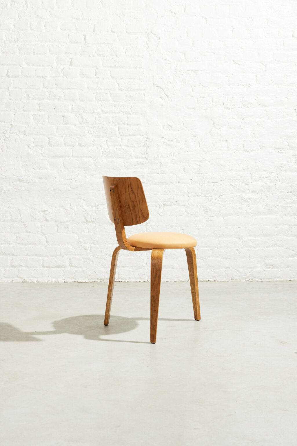 Rare plywood tripod chair by Menovich Wouda